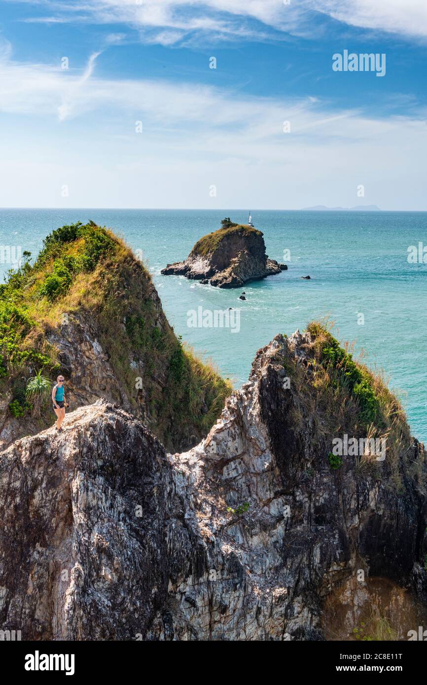 Femme au sommet de l'éperon rocheux, parc national de Mu Ko Lanta, Koh Lanta, Thaïlande Banque D'Images