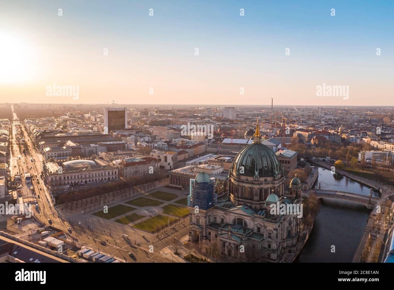 Allemagne, Berlin, vue aérienne de la cathédrale de Berlin et de l'île aux musées au coucher du soleil Banque D'Images