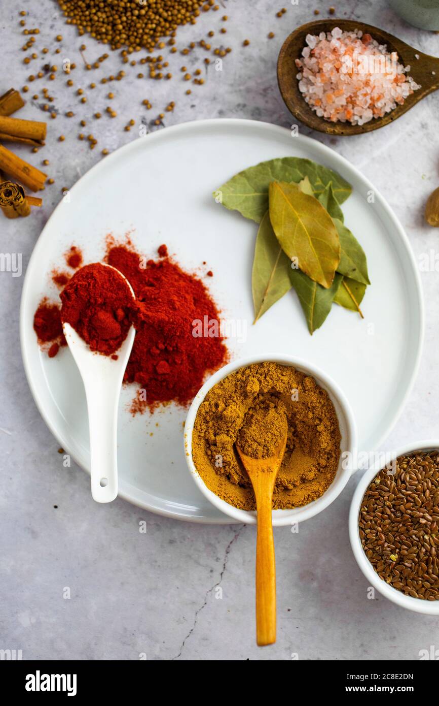 Paprika, poudre de curry, sel rose et graines de coriandre, feuilles de Laurier et muscade, cannelle Banque D'Images
