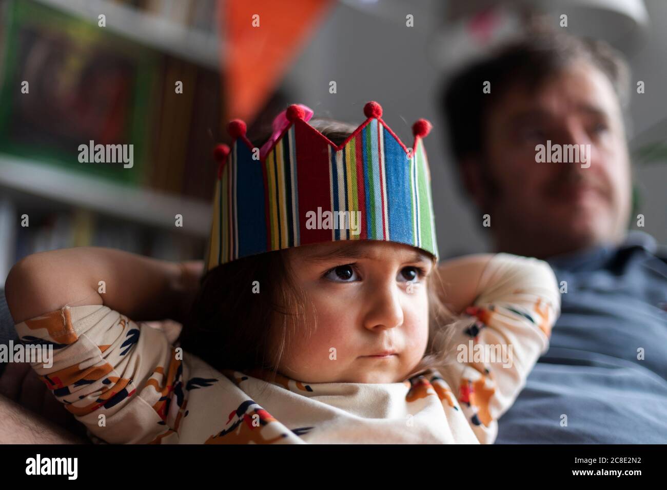 Portrait de la petite fille en colère célébrant l'anniversaire Banque D'Images