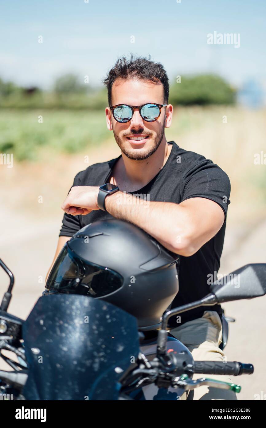Motard avec lunettes de soleil assis sur la moto Banque D'Images