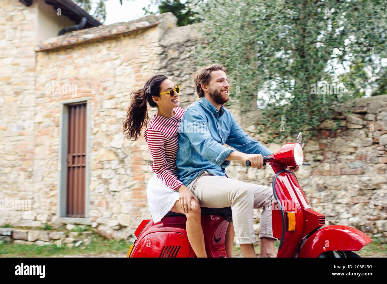 Couple en voyage sur Vespa Banque D'Images