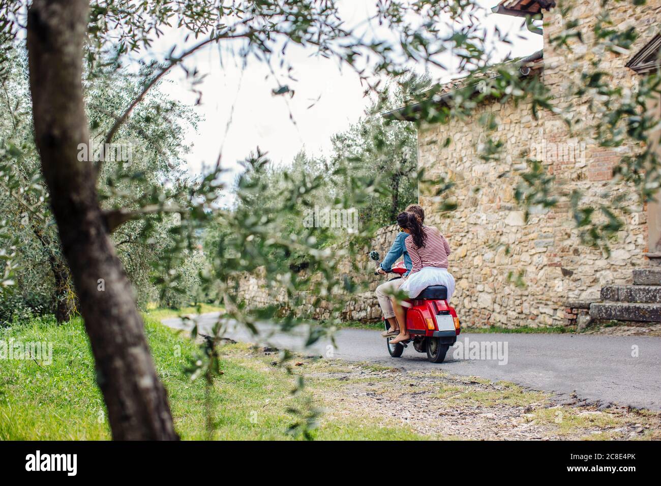 Jeune couple en voyage sur Vespa Banque D'Images