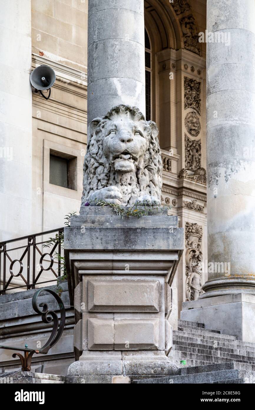 Un lion sculpté sur le côté de Portsmouth Guildhall Banque D'Images