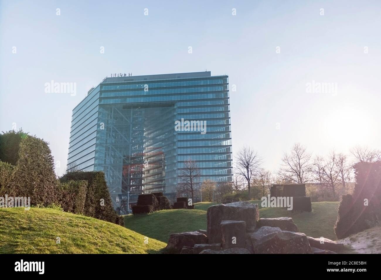 Allemagne, Rhénanie-du-Nord-Westfalia, Düsseldorf, gratte-ciel Stadttor le jour ensoleillé Banque D'Images