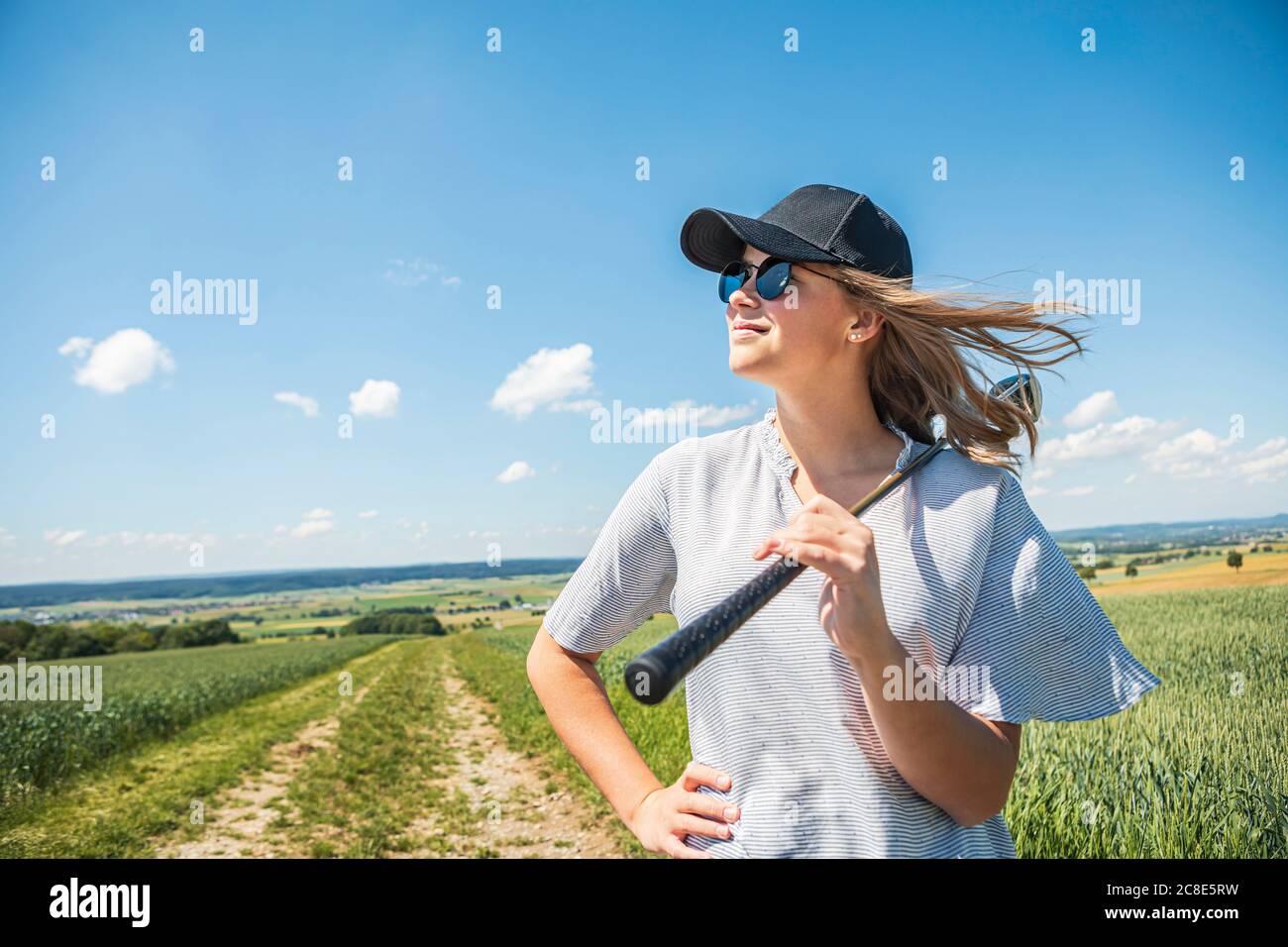 Jeune femme jouant au golf à la campagne Banque D'Images