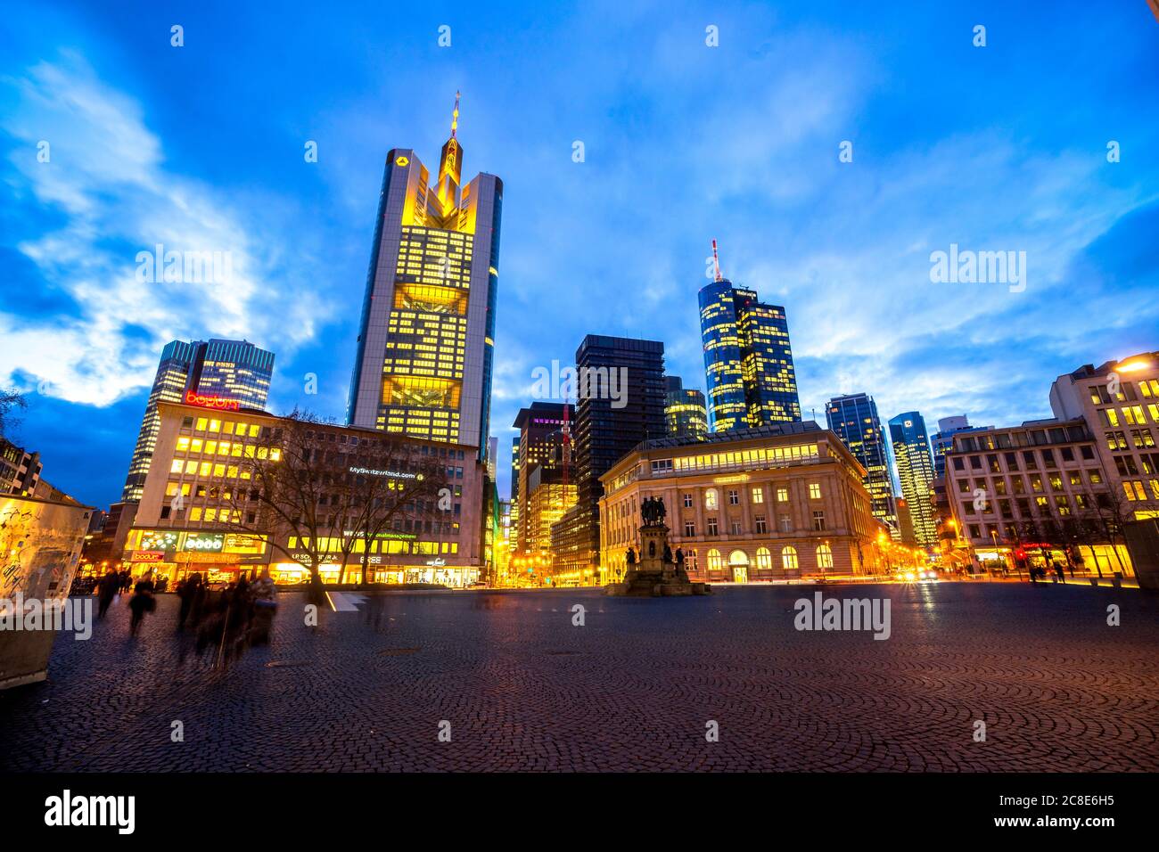 Allemagne, Hesse, Francfort, Goetheplatz au crépuscule Banque D'Images