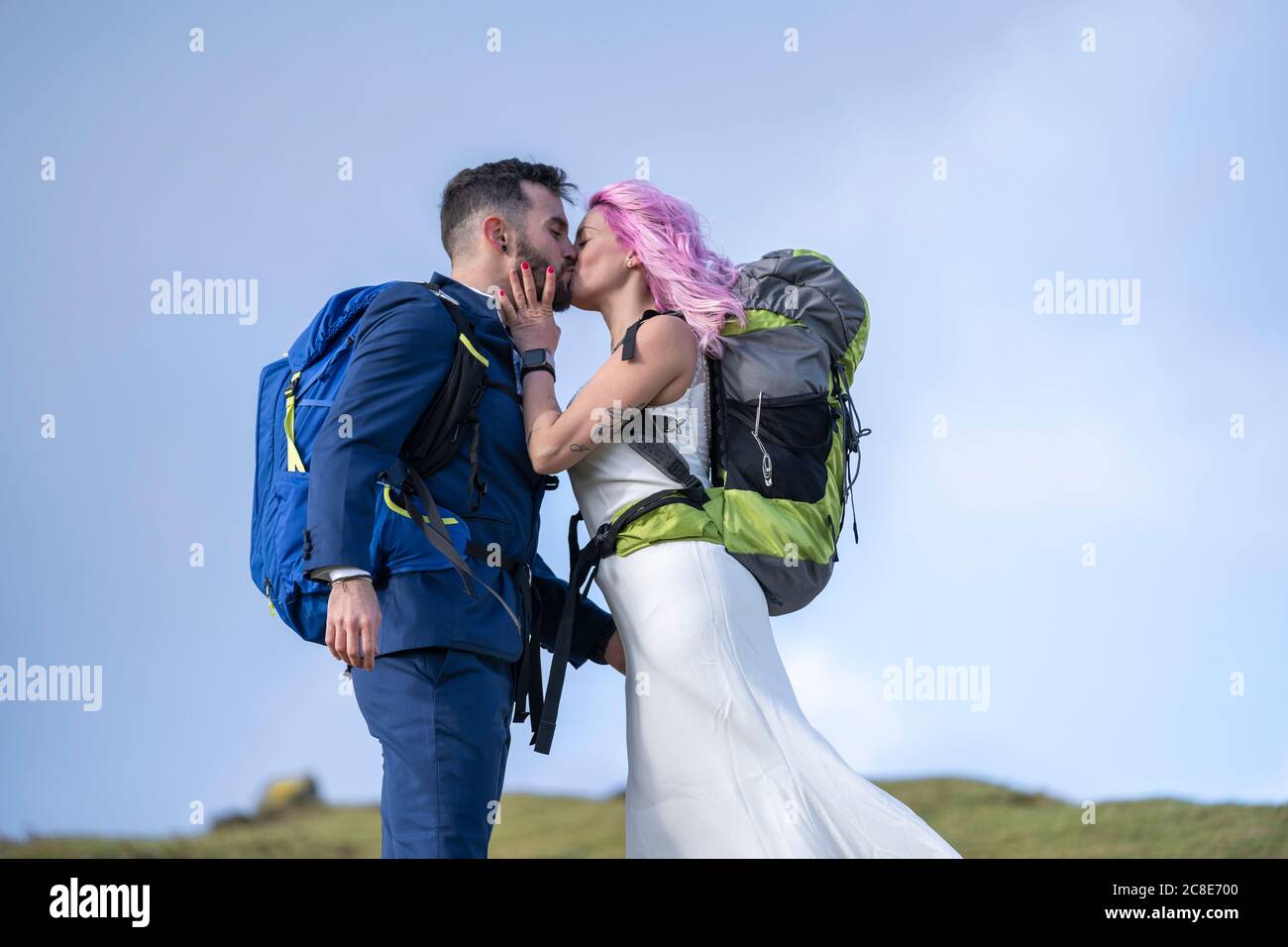 Couple de mariée avec sacs à dos d'escalade à Urkiola montagne, Espagne Banque D'Images