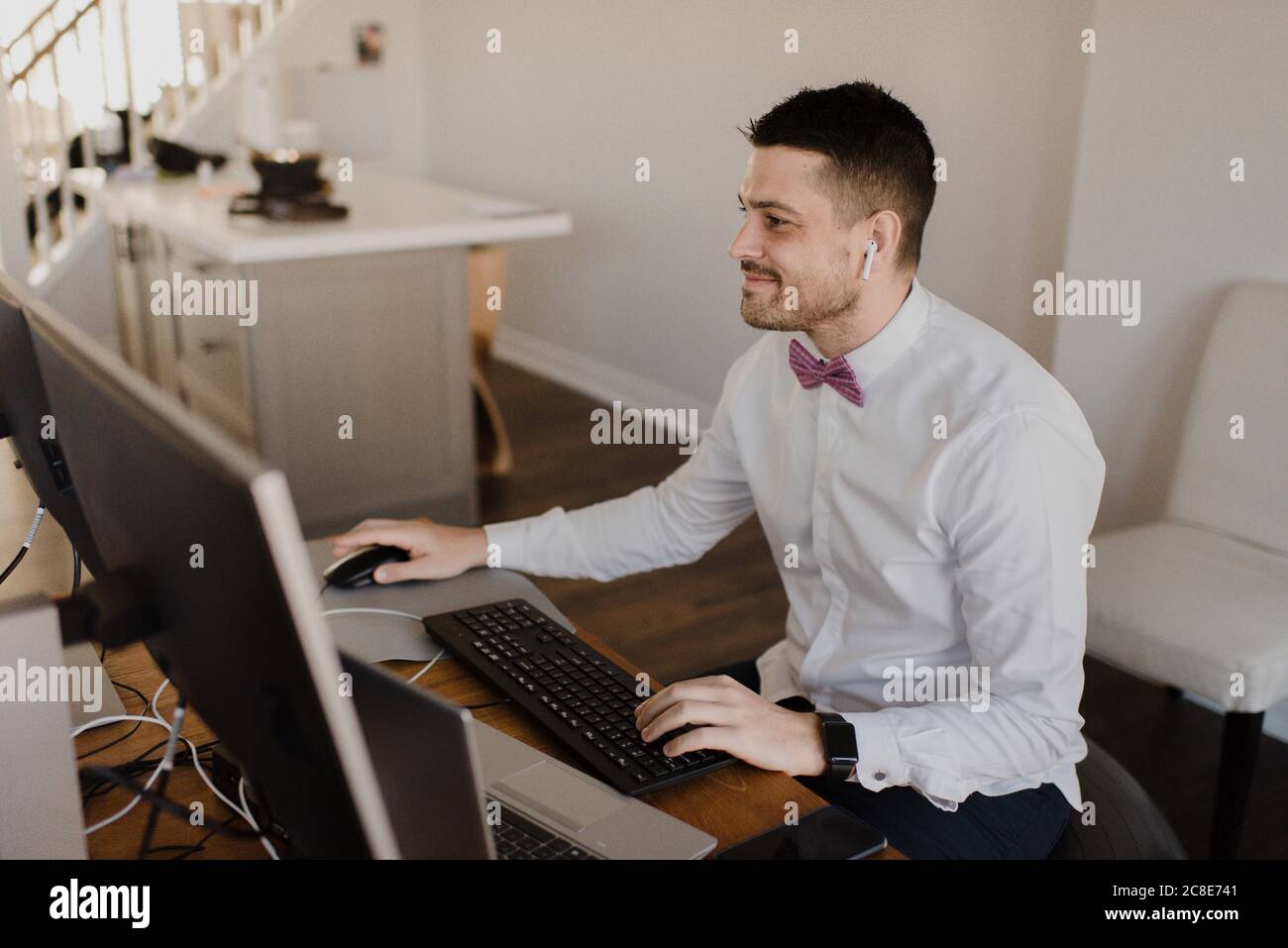 Homme d'affaires utilisant l'ordinateur sur le bureau à la maison Banque D'Images