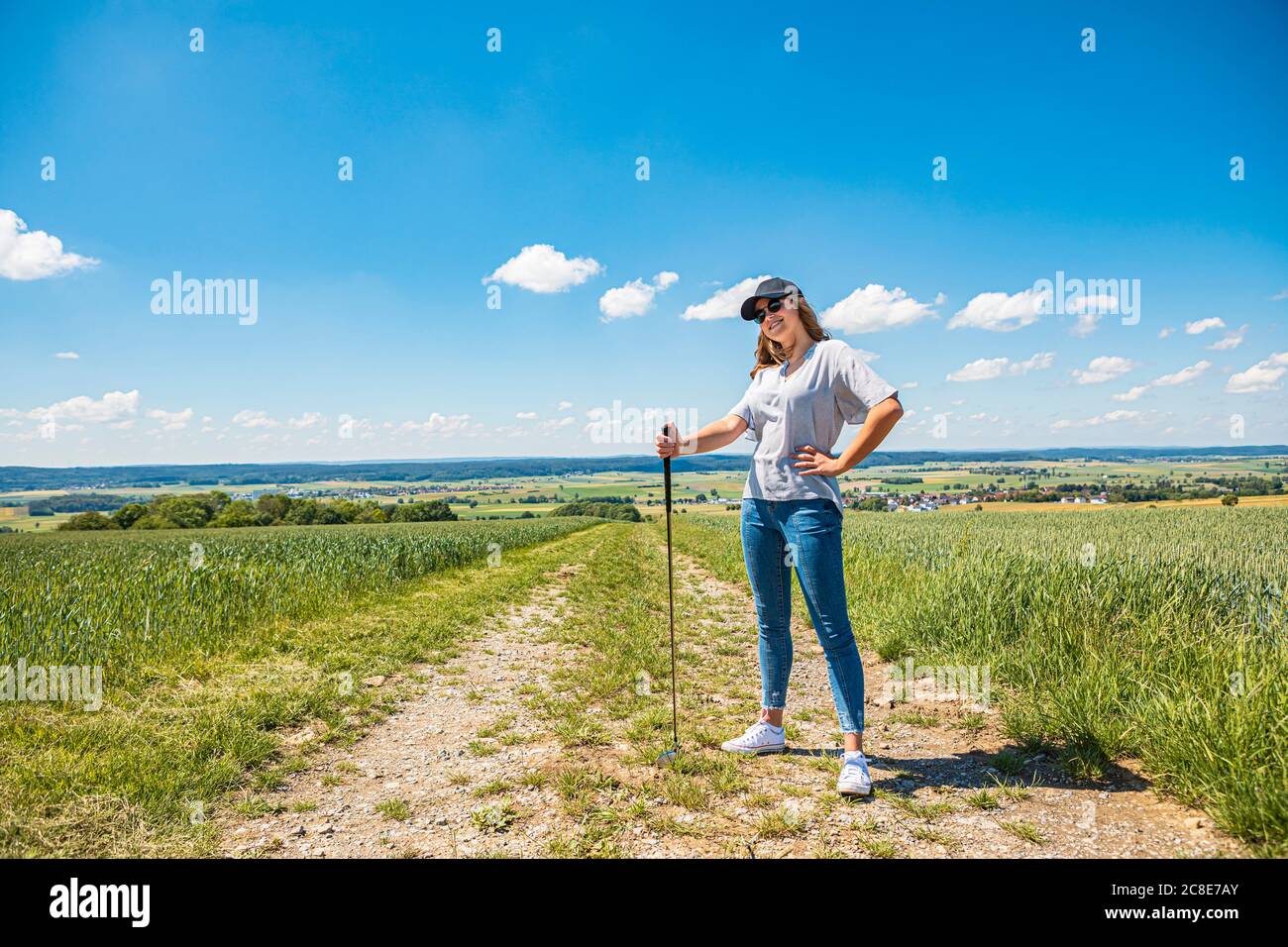 Jeune femme jouant au golf sur le terrain Banque D'Images