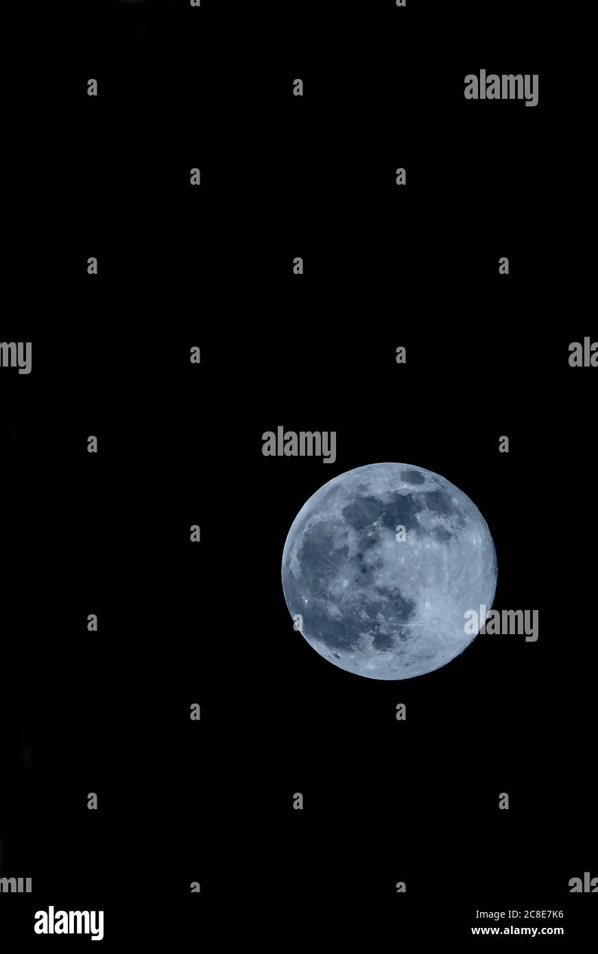 Pleine lune contre ciel clair de nuit Banque D'Images