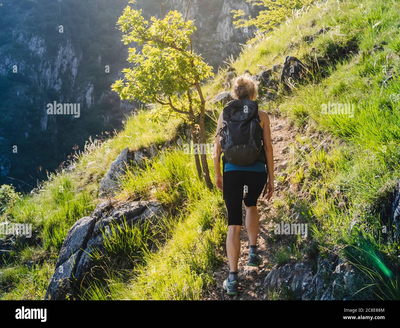 Femme avec sac à dos randonnée sur le sentier de montagne, Lecco, Italie Banque D'Images