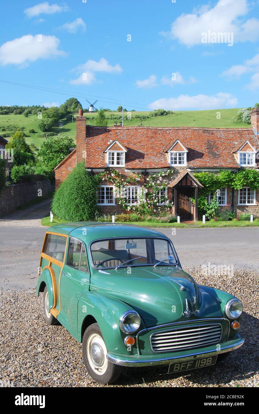 Voiture classique dans le centre du village, Turville, Buckinghamshire, Angleterre, Royaume-Uni Banque D'Images