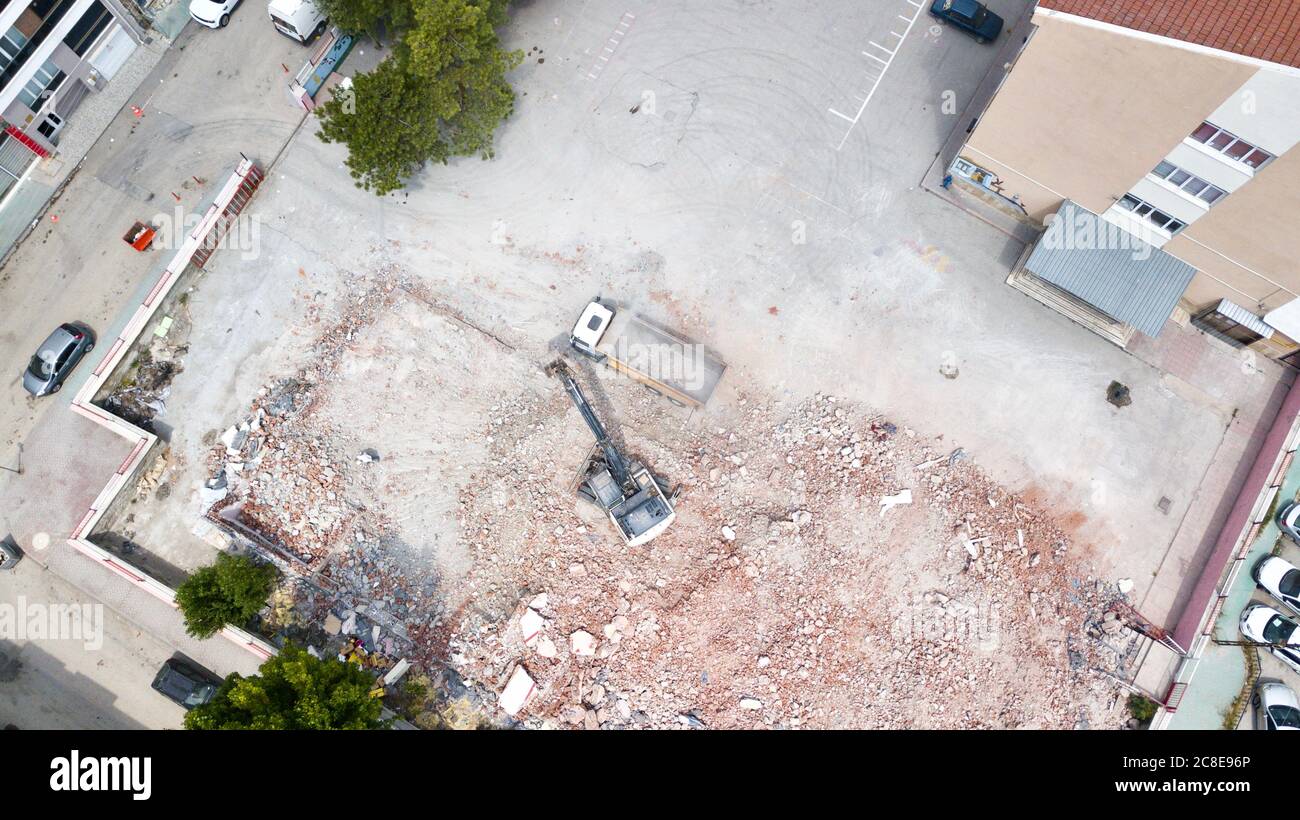 La vue aérienne de la pelle démolit un vieux bâtiment en centre-ville