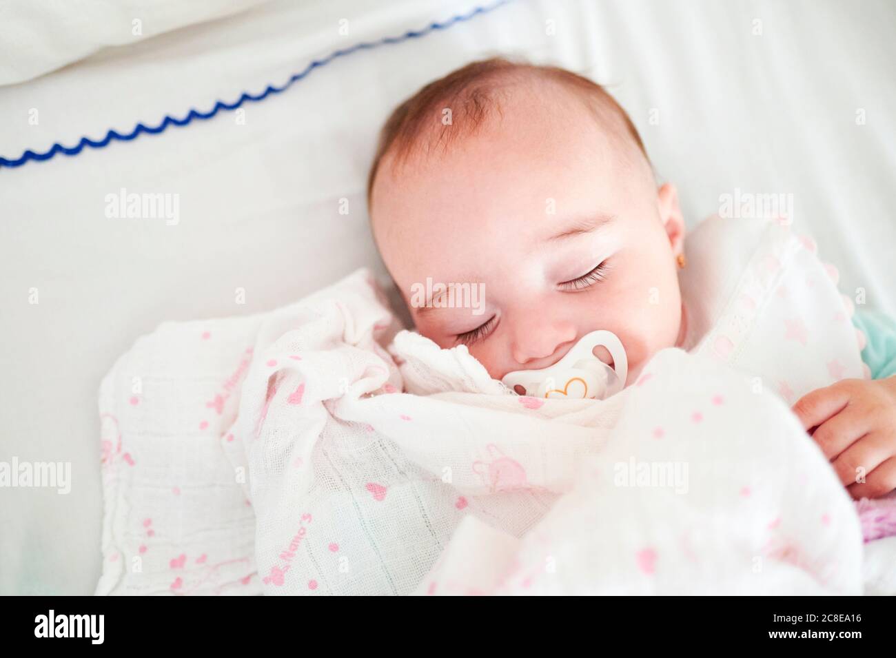 Portrait of sleeping baby girl with pacifier Banque D'Images