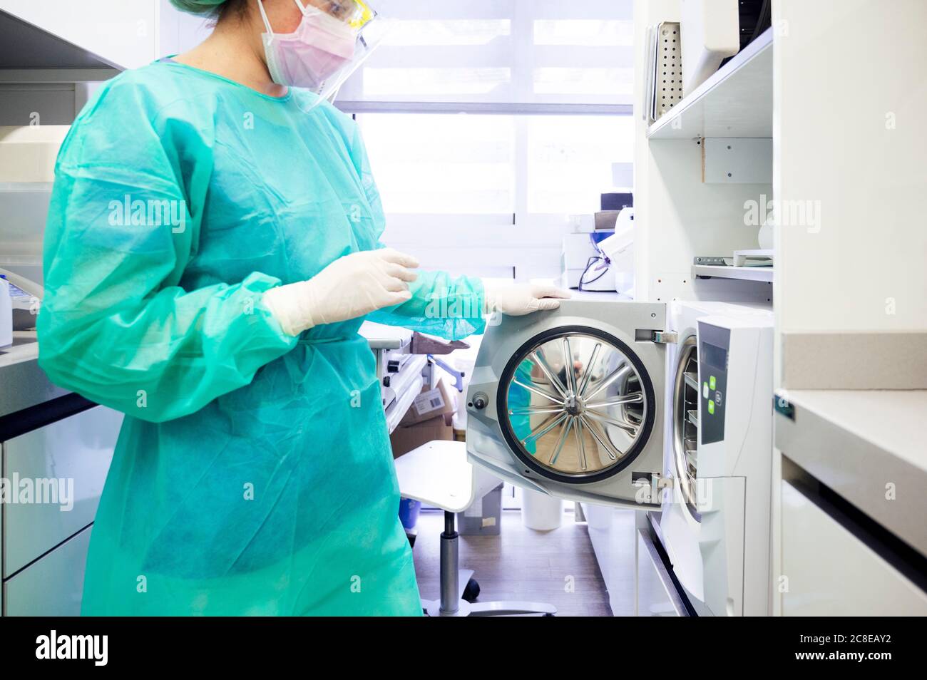 Gros plan sur la stérilisation des instruments médicaux par les dentistes en clinique Banque D'Images