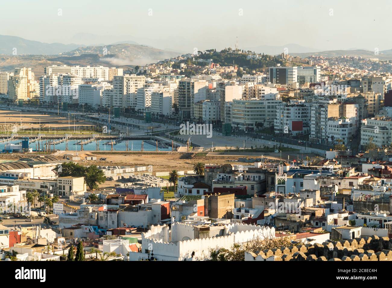 Maroc, Tanger-Tétouan-Al Hoceima, Tanger, Port et bâtiments résidentiels de la ville côtière Banque D'Images