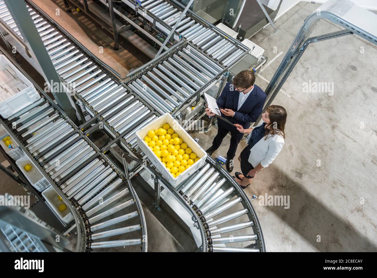 Les professionnels inspectent la production en usine Banque D'Images