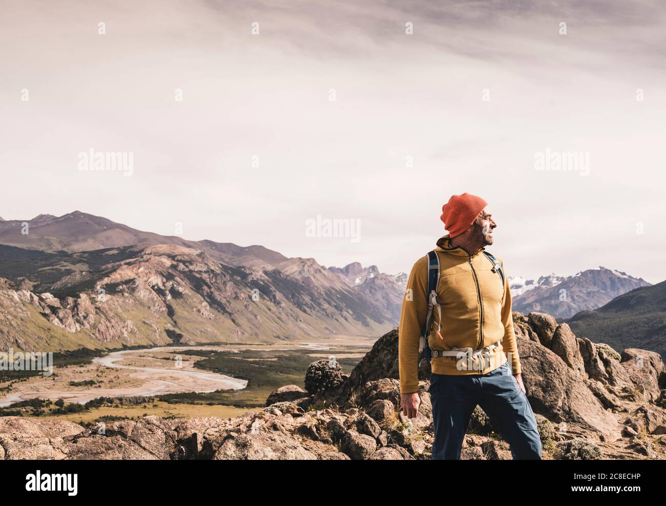 Randonneur mâle regardant loin en se tenant contre les montagnes à Patagonia, Argentine Banque D'Images