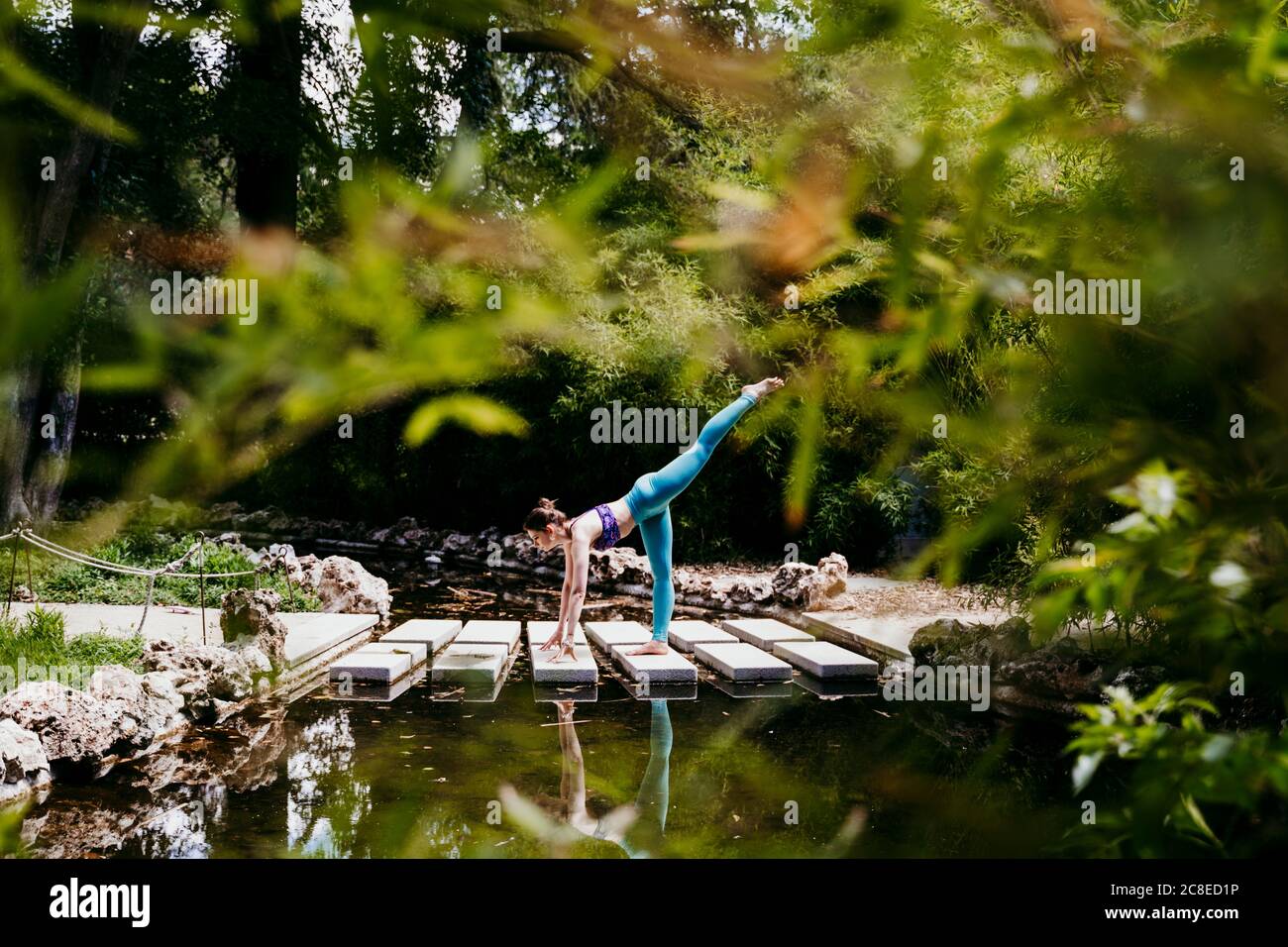 Femme faisant de l'exercice dans un parc public Banque D'Images