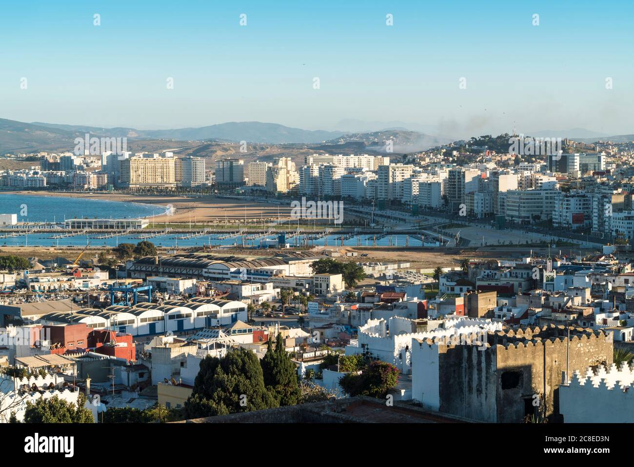 Maroc, Tanger-Tétouan-Al Hoceima, Tanger, Port et bâtiments résidentiels de la ville côtière Banque D'Images