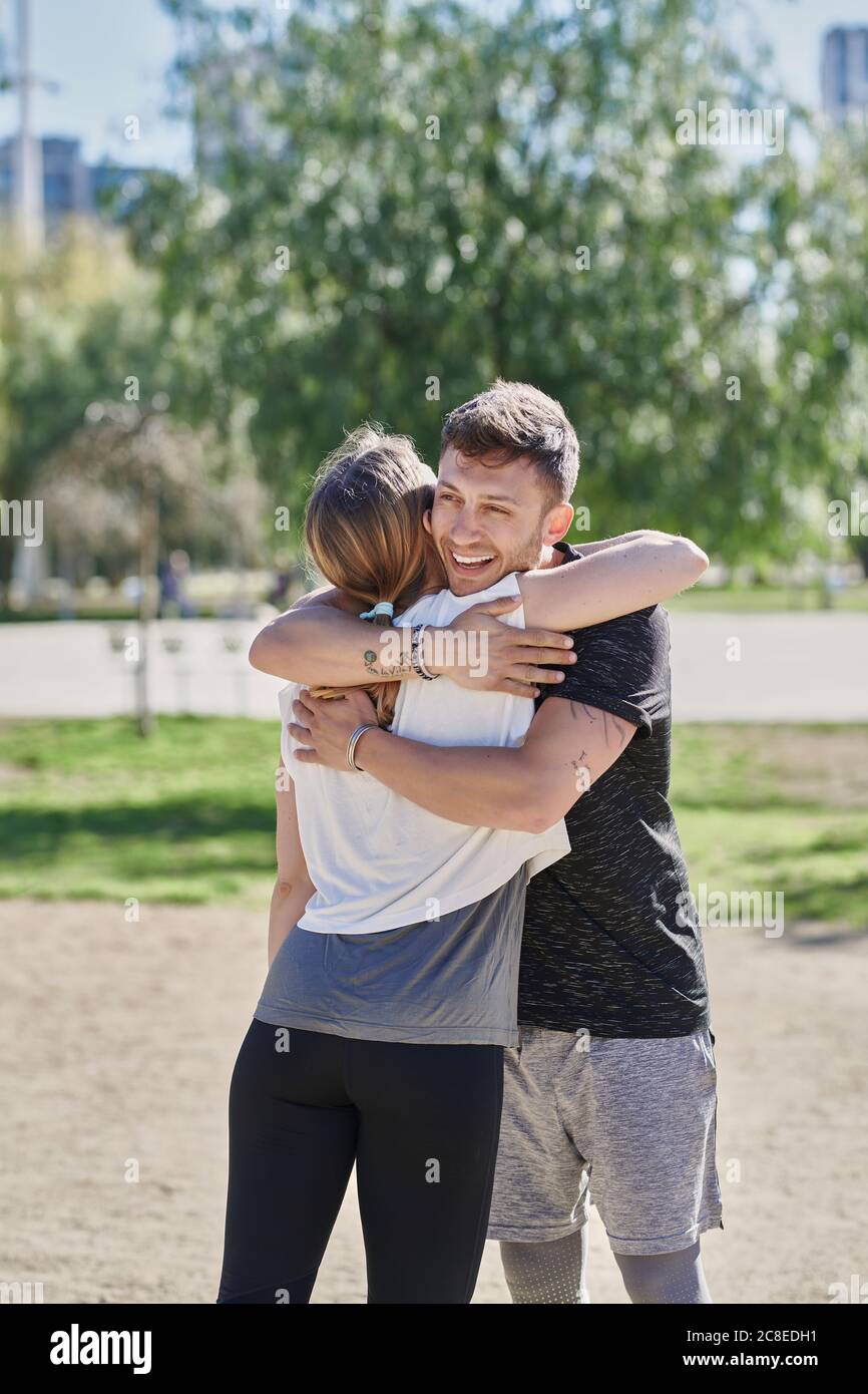 Embrasser le couple avant de s'y mettre en marche Banque D'Images