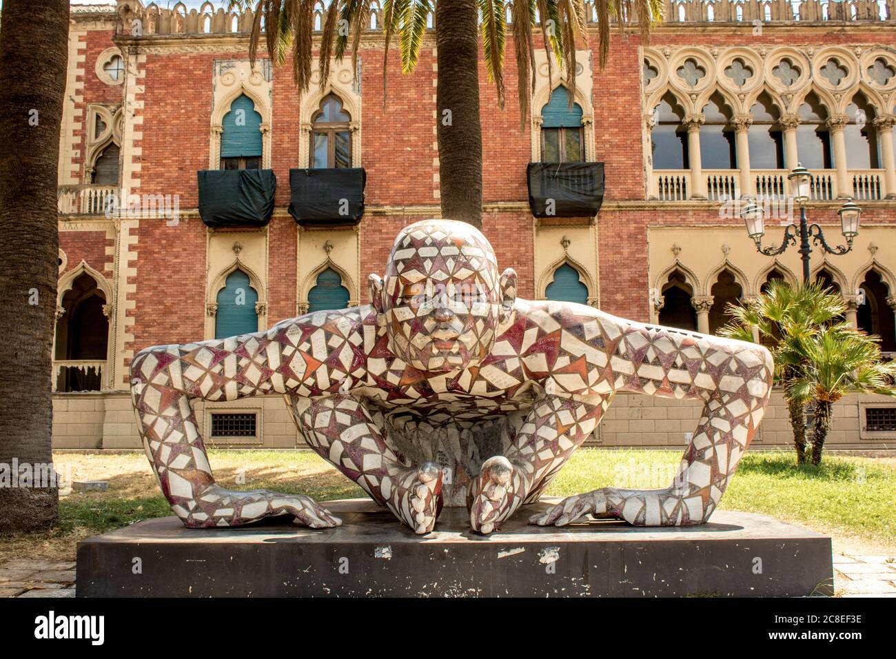 Statue de Ramarama près de la mer à Reggio Calabria, Italie. Vieille ville de Reggio Calabria pendant une journée d'été. Il est possible de voir la villa genoese Zerbi à l'arrière Banque D'Images