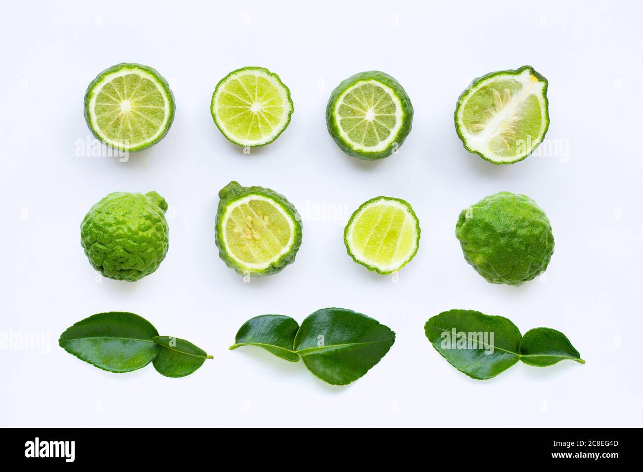 Citron vert kaffir frais ou bergamote avec des feuilles isolées sur fond blanc. Banque D'Images