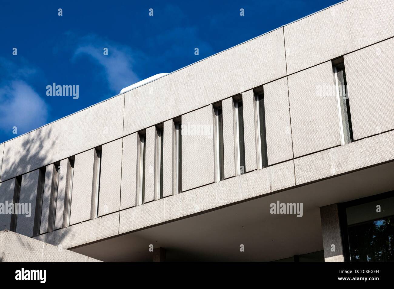 Extérieur du Royal College of Physicians moderniste / brutaliste avec mosaïque de porcelaine gris clair, Londres, Royaume-Uni Banque D'Images