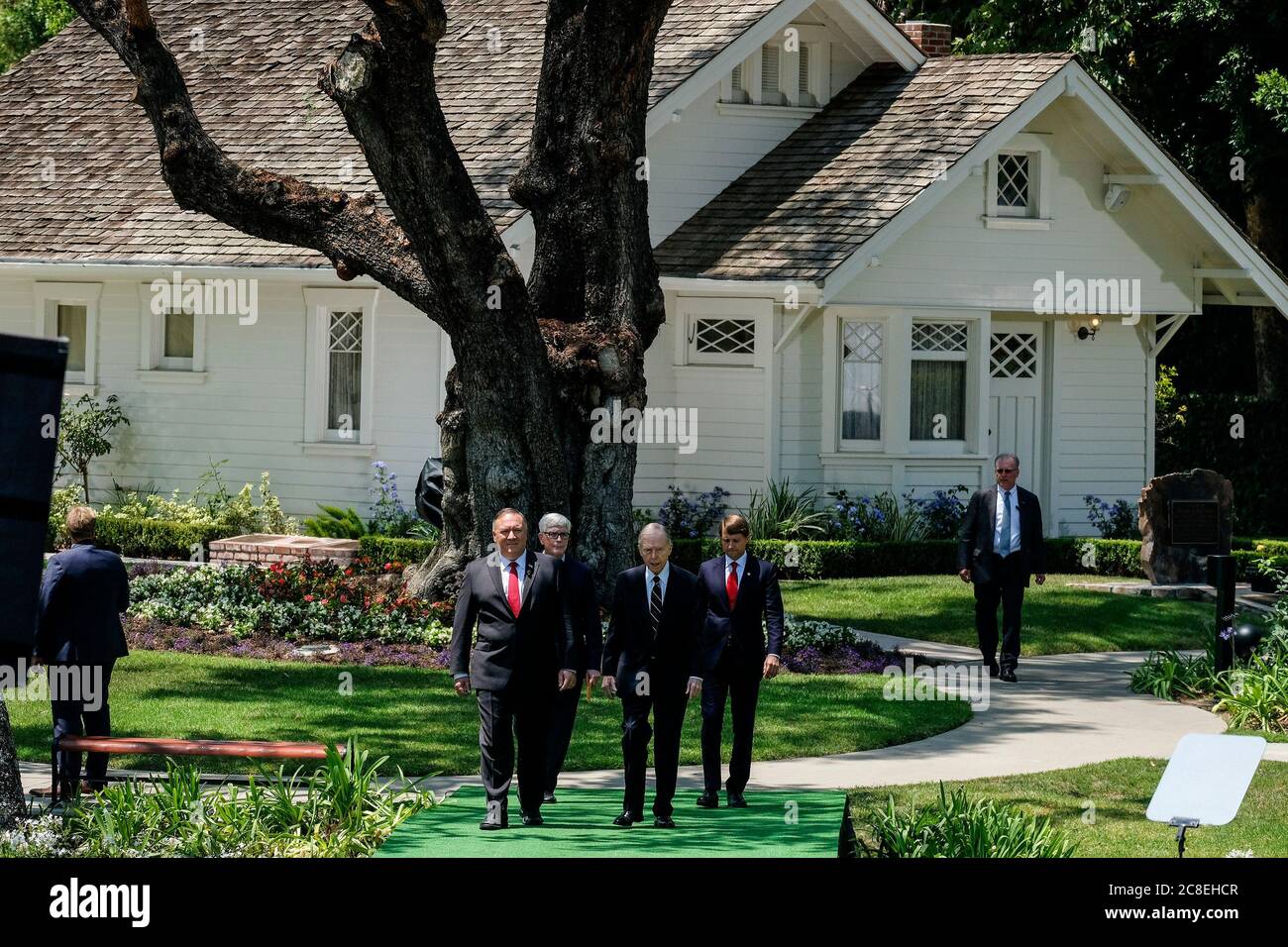 23 juillet 2020, Los Angeles, Californie, U. S.: Le secrétaire d'État américain Mike Pompeo, à gauche, marche avec l'animateur de la radio-conférence Hugh Hewitt, 2e de gauche, ancien gouverneur de Californie. Pete Wilson, 2e de droite, et Christopher Nixon Cox, petit-fils à droite du président Richard Nixon à la bibliothèque présidentielle de Nixon, pour prononcer un discours sur la Chine communiste et l'avenir du monde libre le 23 juillet 2020 à Yorba Linda, en Californie. Les États-Unis ont ordonné la fermeture du consulat chinois à Houston, au Texas, d'ici demain. Crédit : ZUMA Press, Inc./Alay Live News Banque D'Images