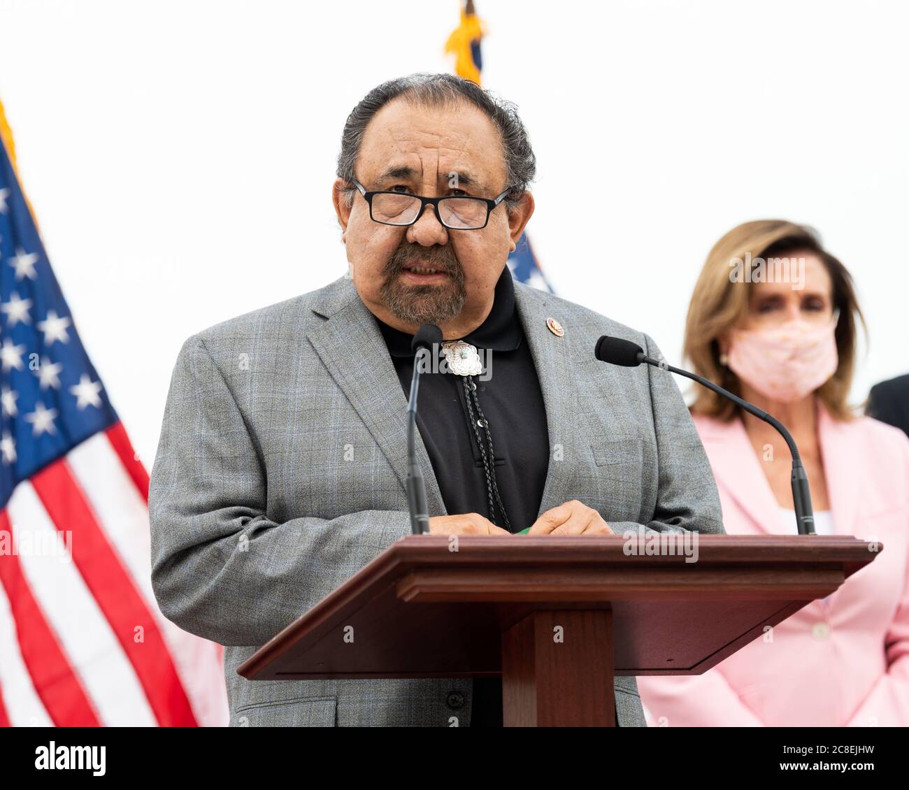 Le représentant américain Raul Grijalva (D-AZ) parle lors de l'« inscription » de la Great American Outdoors Act (H.R. 1957) qui sera signé par le Président de la Chambre qui se tient sur la terrasse Upper West du Capitole des États-Unis. Banque D'Images