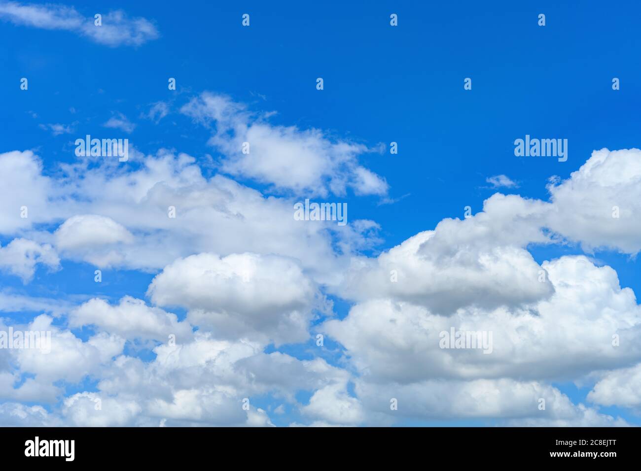 magnifique ciel bleu avec des nuages blancs dans la composition horizontale de midi Banque D'Images