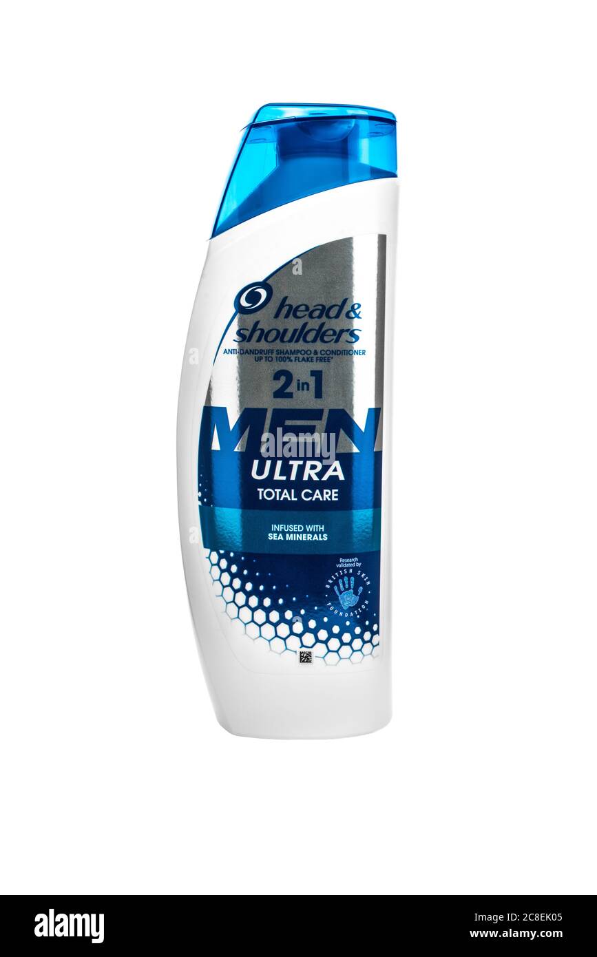 Une bouteille en plastique de Head and Shoulders 2-1 Men Ultra Total Care, shampooing et après-shampooing sur fond blanc Banque D'Images