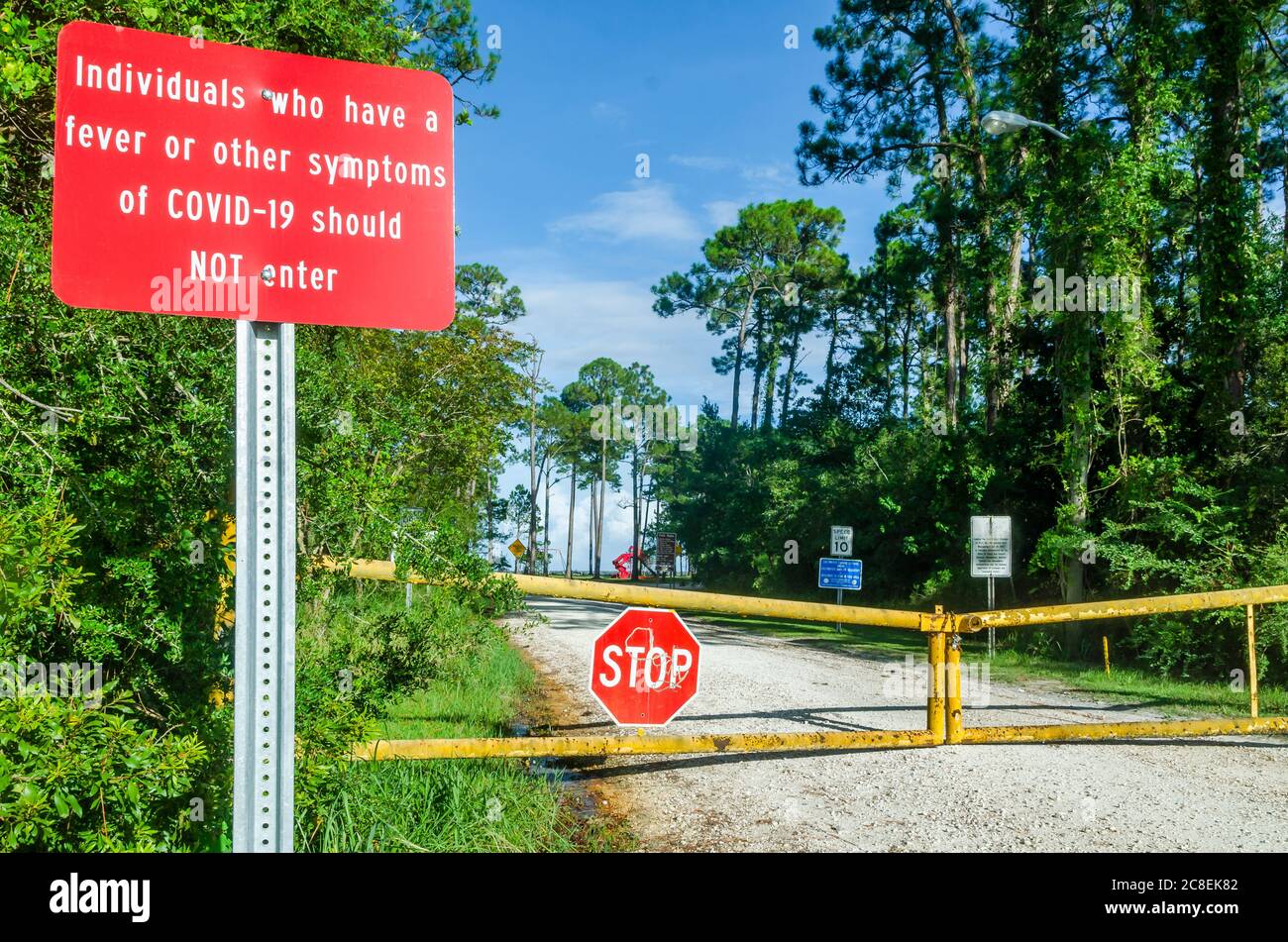 Un panneau rappelle aux visiteurs de ne pas entrer dans le parc Bayfront si les symptômes de COVID-19, 22 juillet 2020, à Mobile, Alabama. Banque D'Images