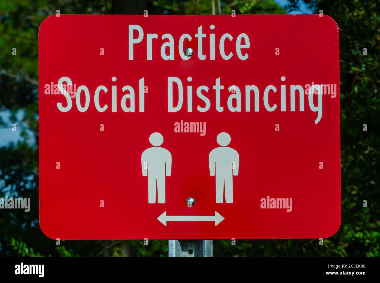 Un panneau rappelle aux visiteurs de pratiquer la distanciation sociale pendant la COVID-19 à Bayfront Park, le 22 juillet 2020, à Mobile, Alabama. Banque D'Images