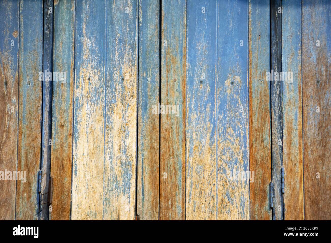 Fond de texture de bois patiné avec peinture bleu pâle et motifs abstraits d'une maison en bois en Thaïlande. Banque D'Images