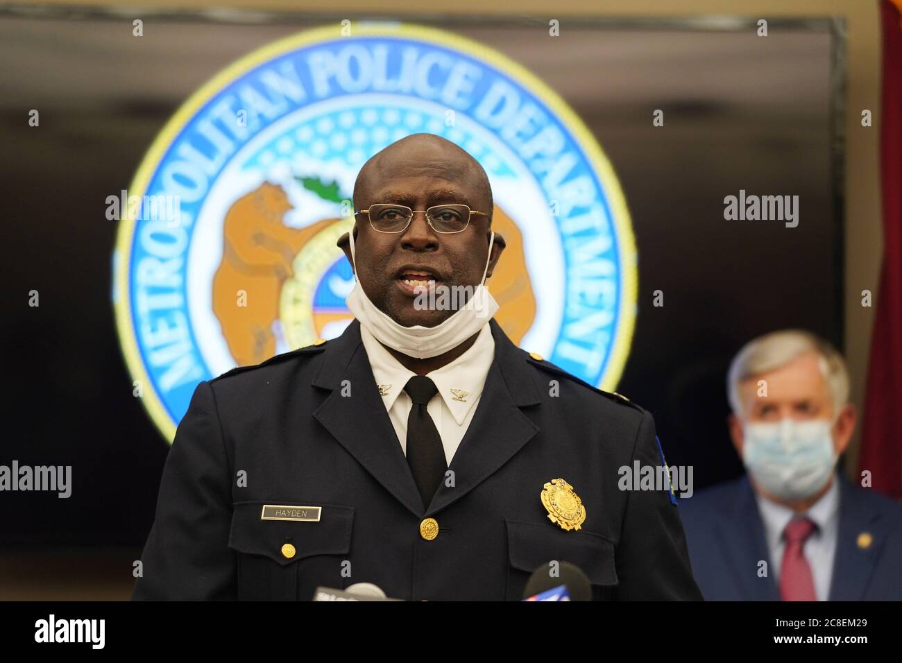 St. Louis, États-Unis. 23 juillet 2020. Le chef de la police métropolitaine de St. Louis, John W. Hayden, Jr., s'entretient avec des journalistes alors que le gouverneur du Missouri, Mike Parson, se trouve à proximité, à la suite d'une table ronde avec les forces de l'ordre et les élus au sujet de la forte augmentation des crimes violents à St. Louis, le jeudi 23 juillet 2020. Les crimes violents ont augmenté de 30 %, ce qui a incité le gouverneur à convoquer une session extraordinaire de l'Assemblée générale, prévue pour la semaine prochaine. Photo de Bill Greenblatt/UPI crédit: UPI/Alay Live News Banque D'Images