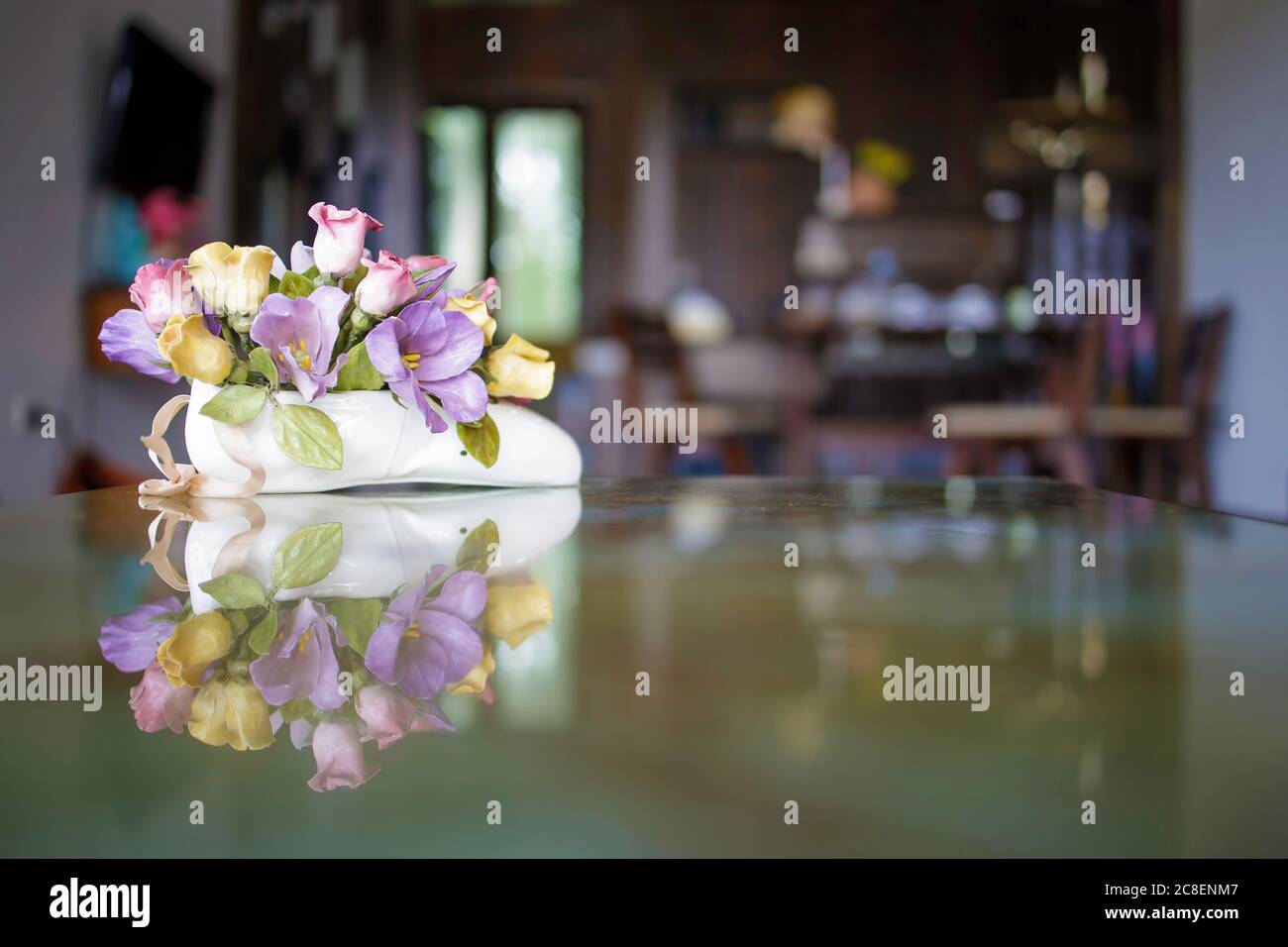 Fleurs et vases en céramique qui sont utilisés pour décorer la maison. Banque D'Images