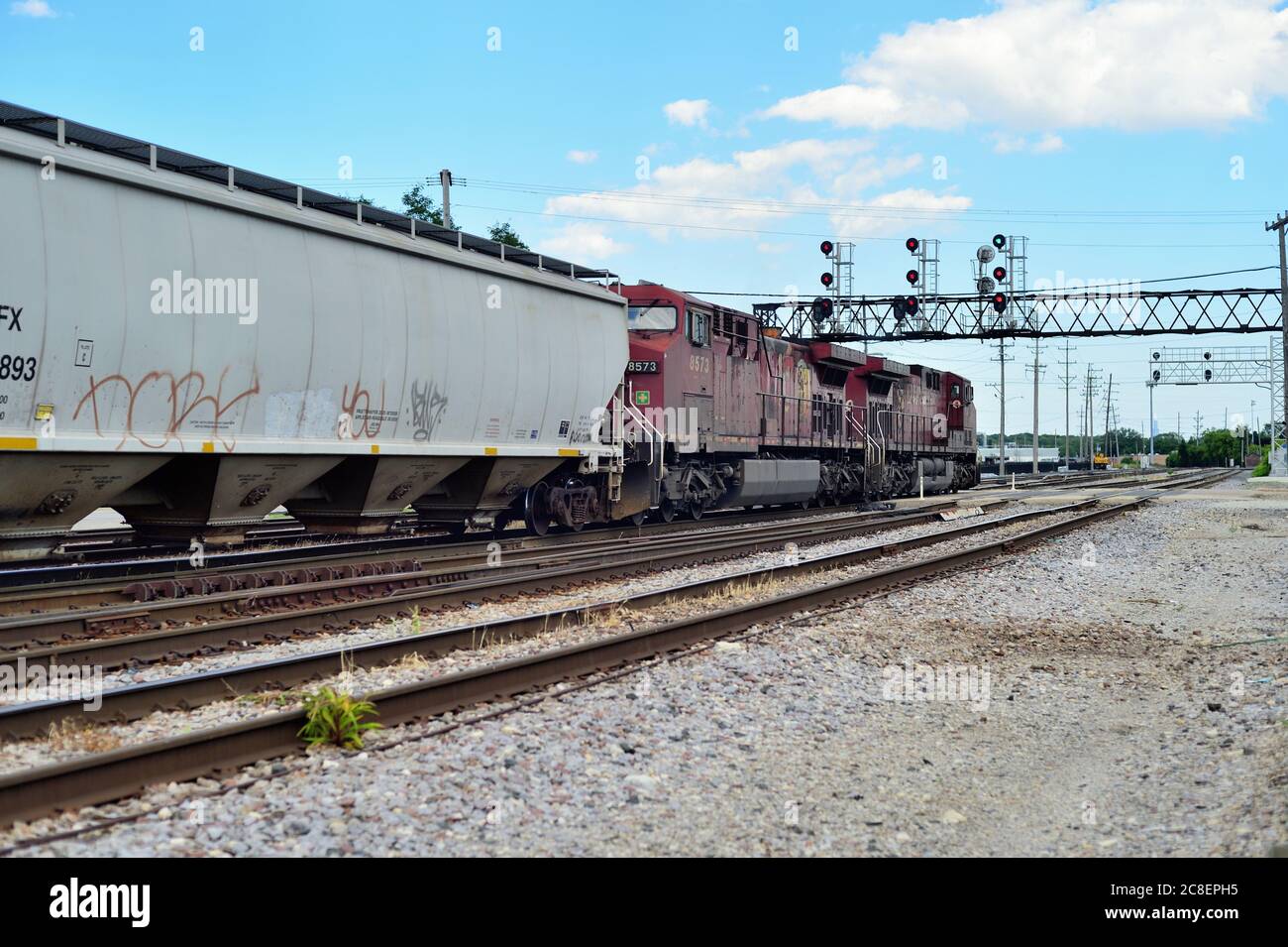 Franklin Park, Illinois, États-Unis. Une paire de locomotives du chemin de fer canadien Pacifique conduisent un train de marchandises vers un signal vert. Banque D'Images