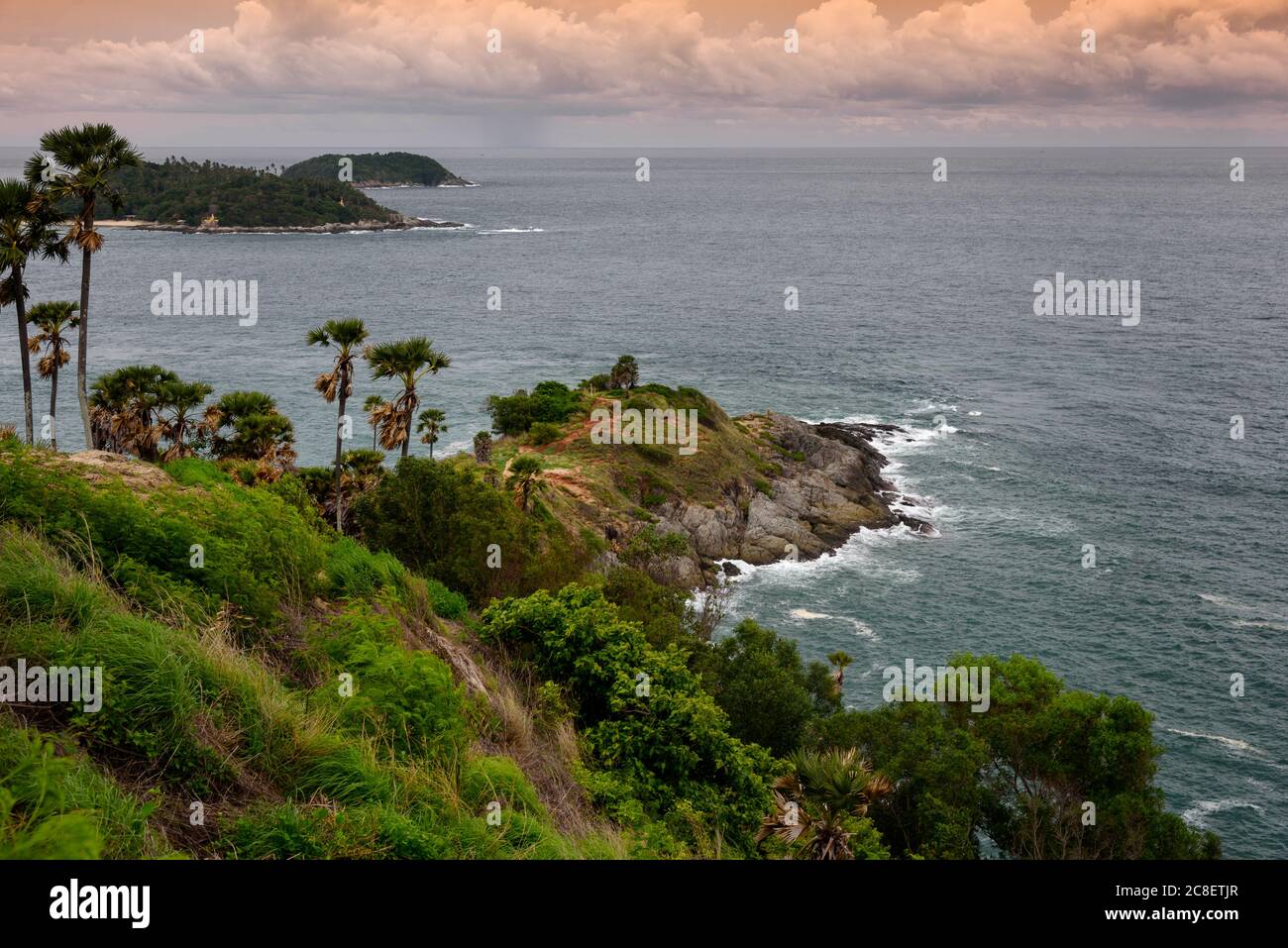 Le paysage du cap de Laem Phromthep au coucher du soleil dans la province de Phuket, en Thaïlande. Banque D'Images