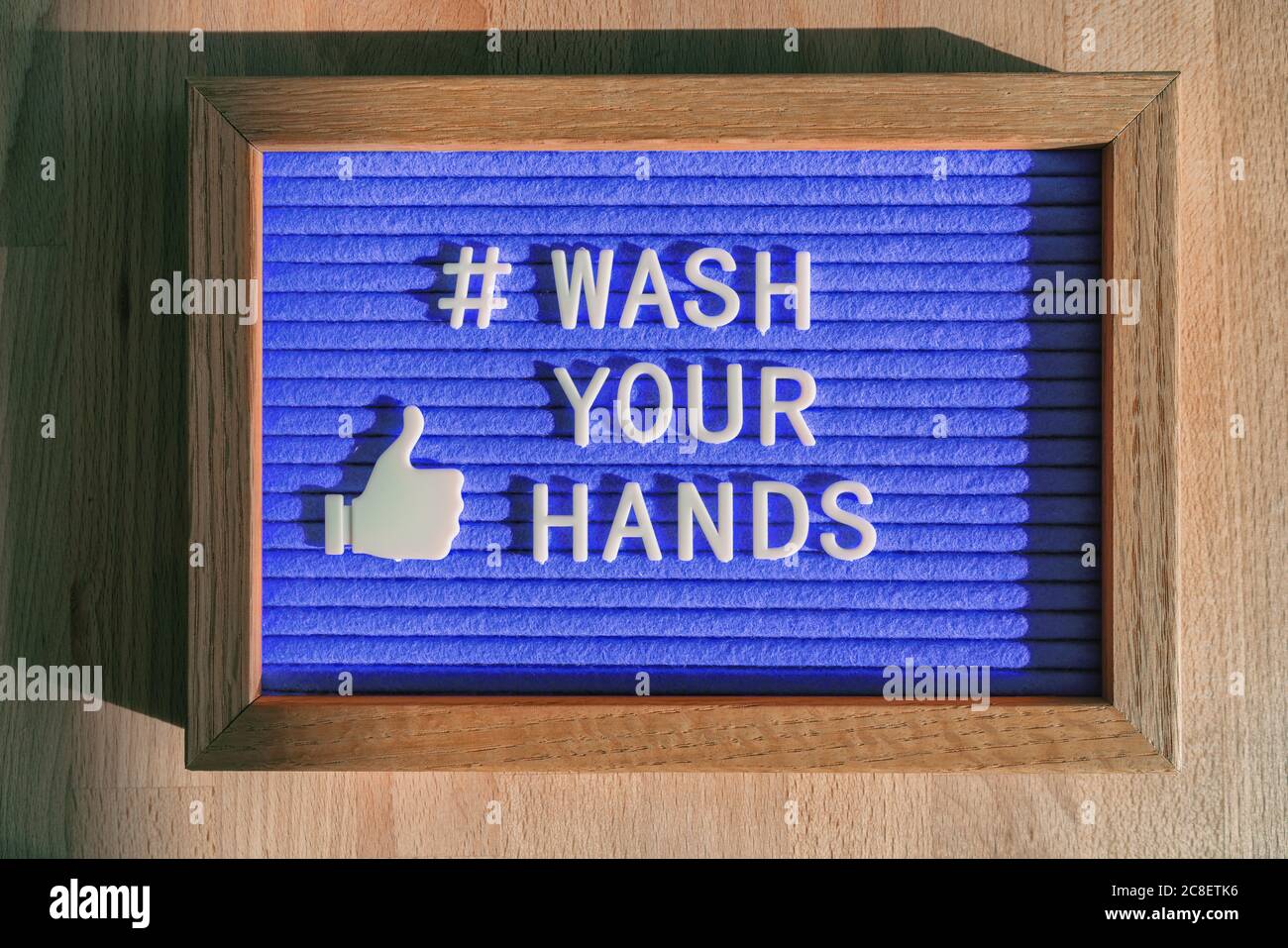 Lavez-vous les mains hashtag message feutre signe au magasin d'affaires bonne hygiène des mains pour la prévention du coronavirus. Message en ligne pour les médias sociaux pour COVID-19 Banque D'Images
