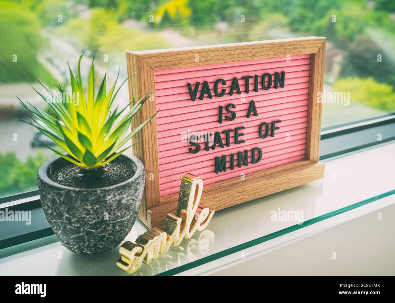Vacances Est Un Etat D Esprit Positif Citation Texte Sur Le Tableau De Message Pour Les Voyages De Vacances D Ete Pendant Covid 19 Coronavirus Rose Staycation Photo Stock Alamy
