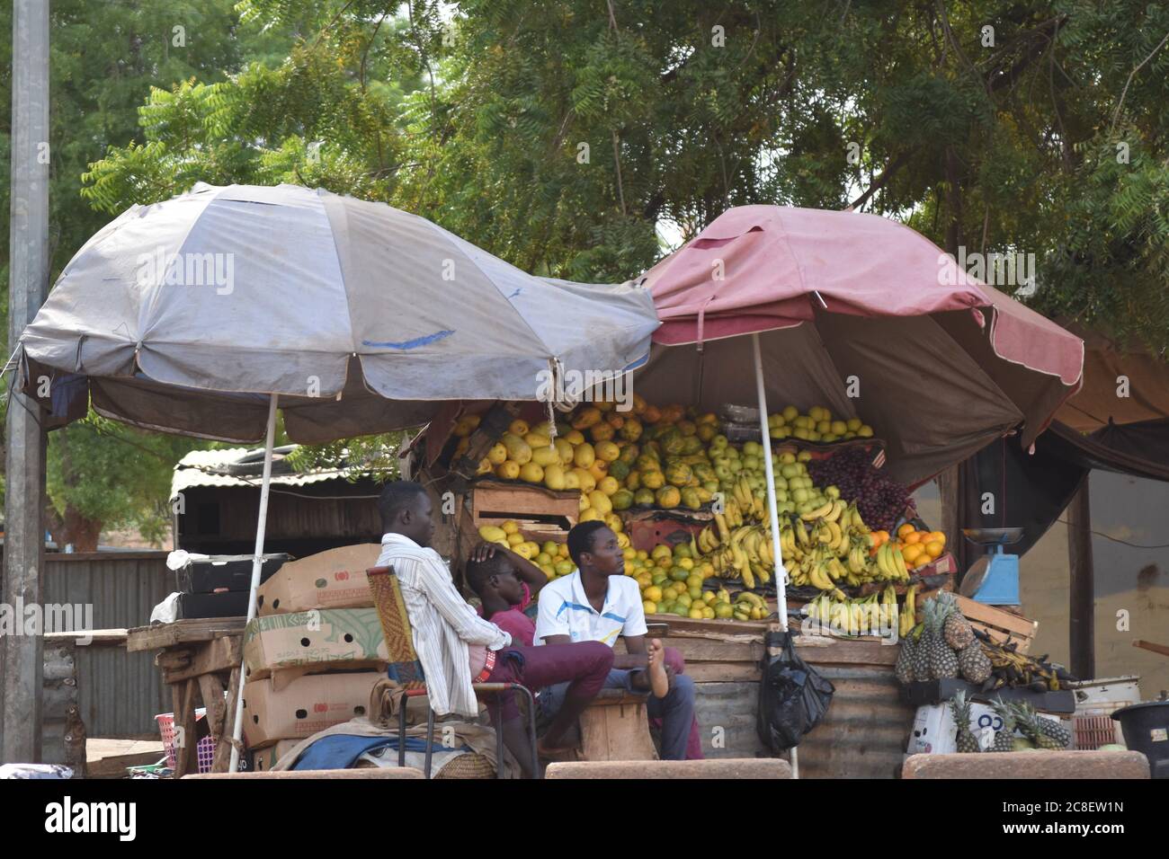 Un stand de fruits en bord de route à Niamey, Niger, Afrique. Banque D'Images