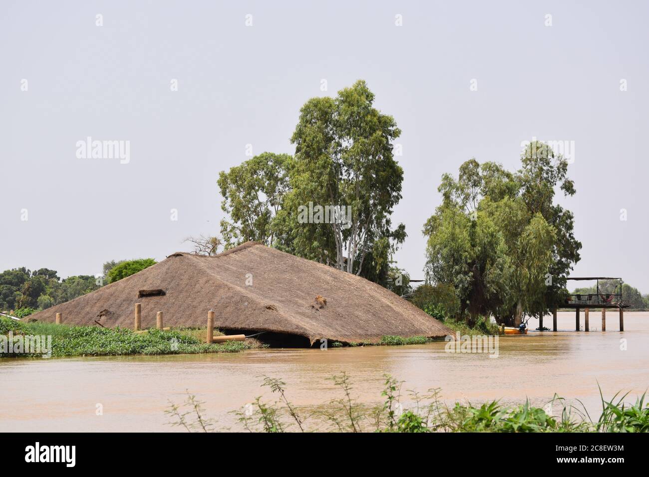 Un toit de chaume réduit d'un restaurant sur une île du Niger, Niamey, Niger Banque D'Images