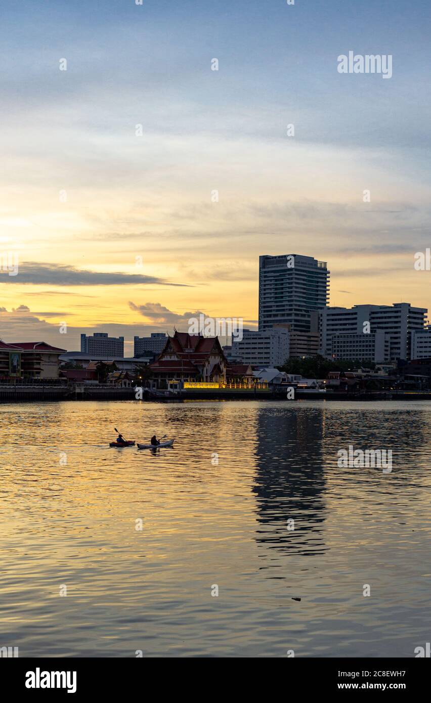 Coucher du soleil sur la rivière Chao Praya, Bangkok Thaïlande Banque D'Images