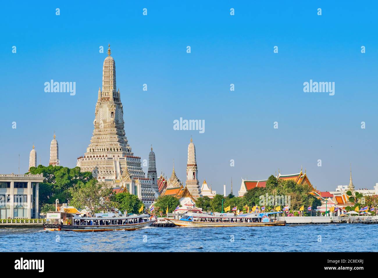 Wat po / Wat Pho (nom complet Wat Phra Chetuphon), un temple emblématique à Bangkok, en Thaïlande, vu de la rive opposée de la rivière Chao Phraya Banque D'Images