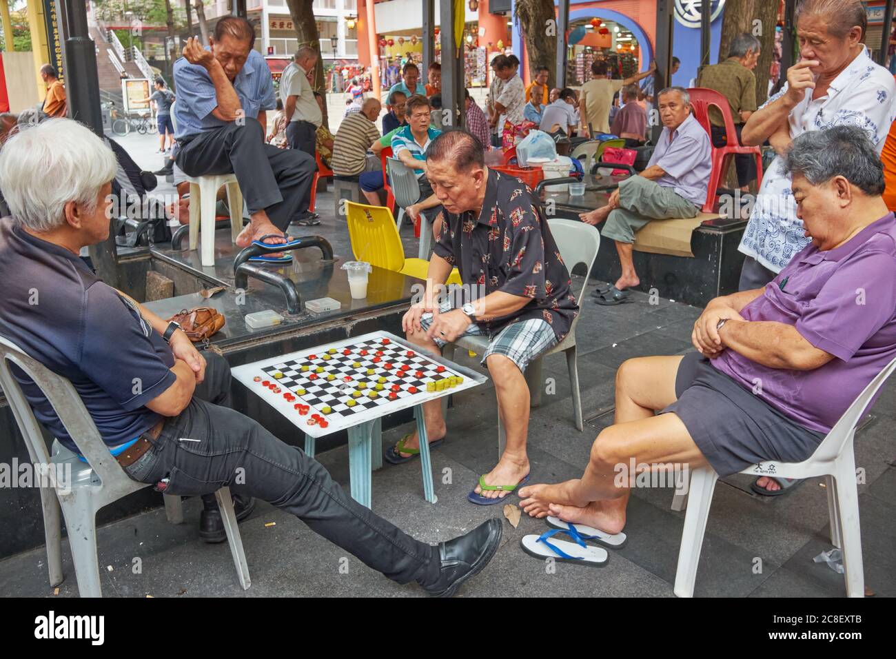 Des hommes chinois âgés ou retraités de souche à Kreta Ayer Square, Chinatown, Singapour, ont été engrosés ou en partie dormant pendant une partie d'échecs chinois Banque D'Images Des hommes chinois âgés ou retraités de souche à Kreta Ayer Square, Chinatown, Singapour, ont été engrosés ou en partie dormant pendant une partie d'échecs chinois Banque D'Images