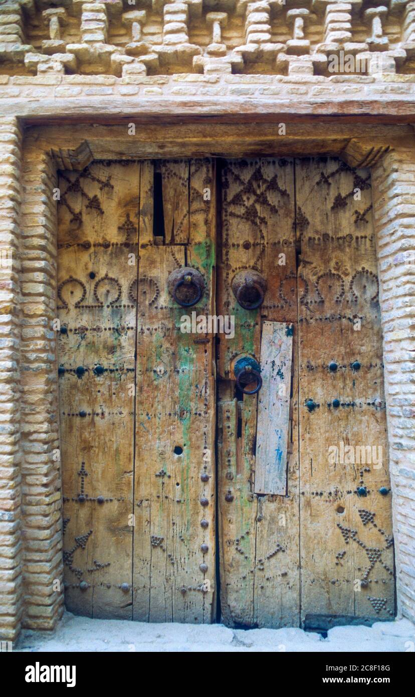 Tozeur, El Jerid, Tunisie. Portes du vieux quartier, Ouled El-Hadef Banque D'Images