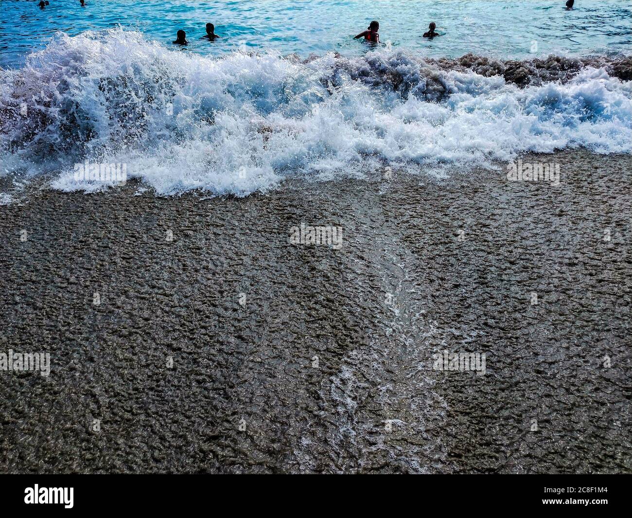 Baie de Crystal Bay, baie pittoresque, au coucher du soleil. Vagues écrasant, bateaux ancrés, coucher de soleil coloré, vibes tropicaux situés au large de la côte ouest de Nusa Banque D'Images