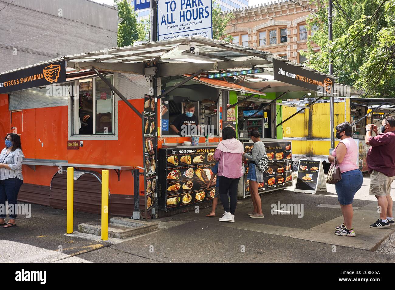 Les clients font la queue à Abu Omar Gyros & Shawarma dans le Pod pour chariots alimentaires de la 3e Avenue, dans le centre-ville de Portland. Le module sans fioritures, charrettes uniquement, est appelé Gyro District. Banque D'Images